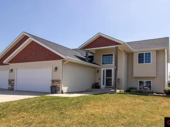 2202 Rolling Green Ln, North Mankato, MN 56003