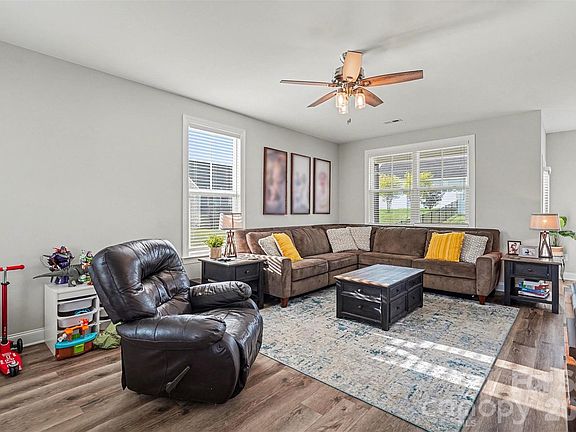 2nd image of 201 Garden View Ln