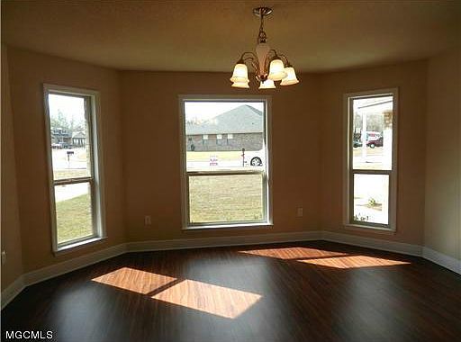 4th image of 10593 Roundhill Dr