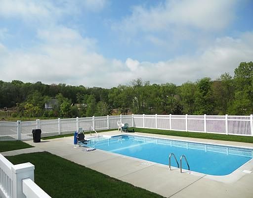 3rd image of 400 Plum Ct