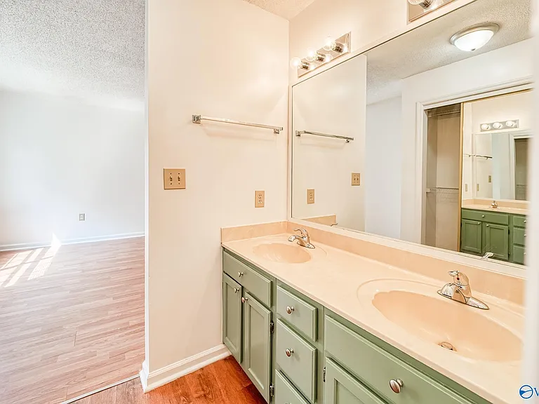 212 Green Springs Ln — Photo 16