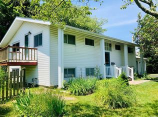 8 Amboy Rd, Oakdale, NY 11769