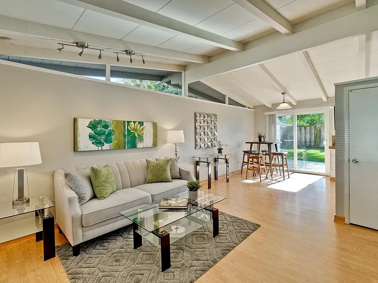 868 Lakehaven Dr — Photo 1