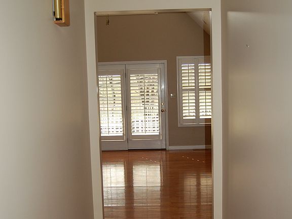 5th image of 287 Beverly Dr