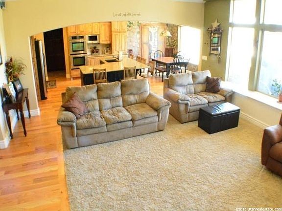 4th image of 370 Old Farm Ln