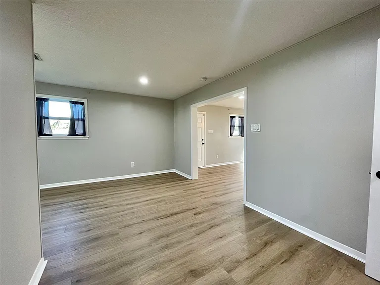 817 N Valderas St — Photo 8