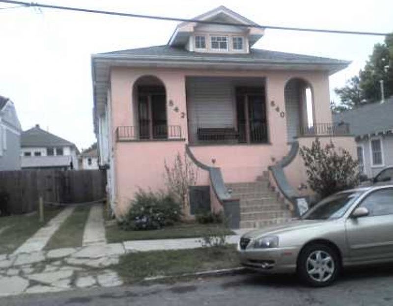 1st image of 840 Taft Pl