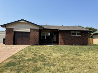 101 NE 5th St, Moore, OK 73160