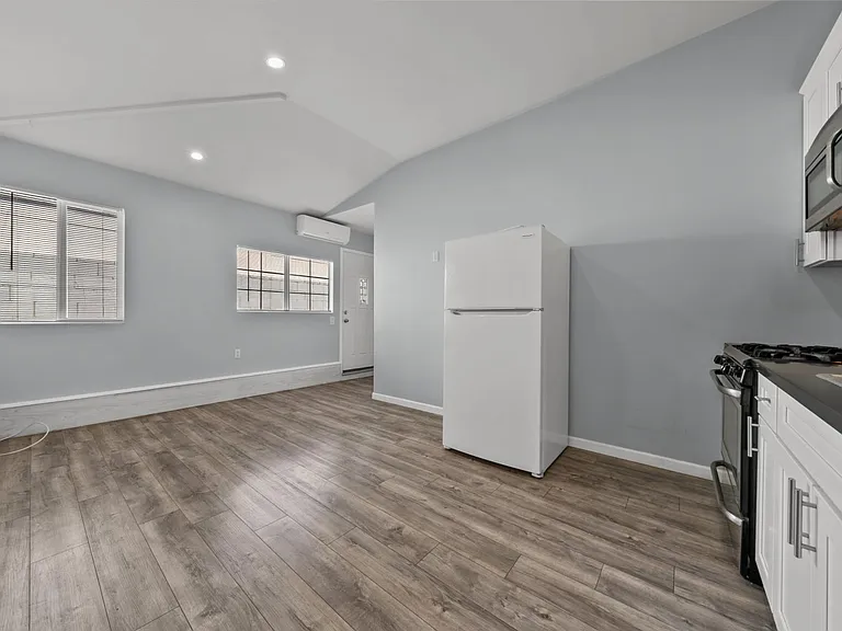 8447 Colbath Ave — Photo 11