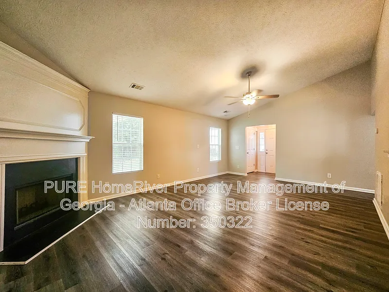 3 bed, 2.0 bath, 1728 sqft, $2,045 — Photo 3