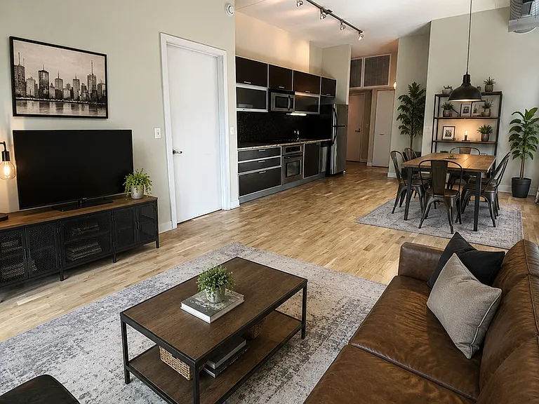 660 W Wayman St #204 — Photo 2