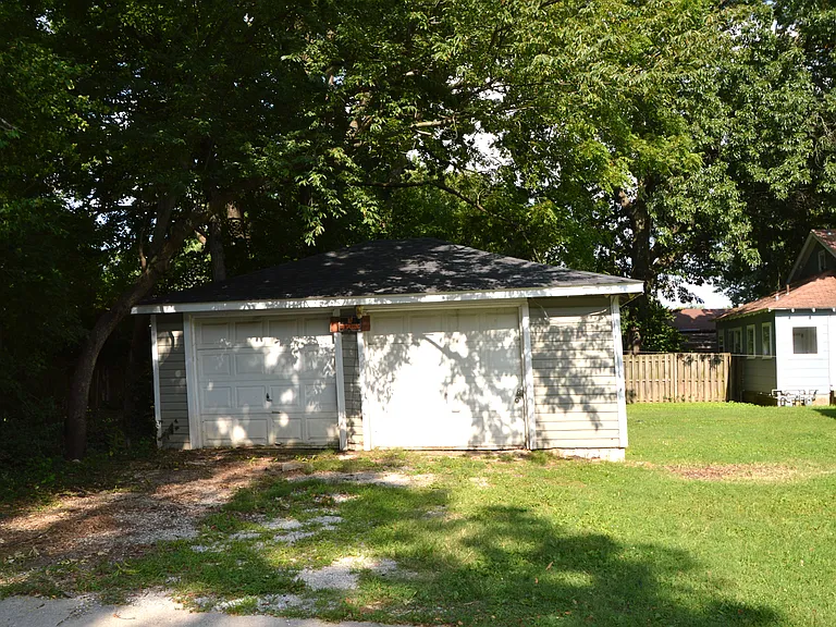 2 car detached garage available for extra $150/month.