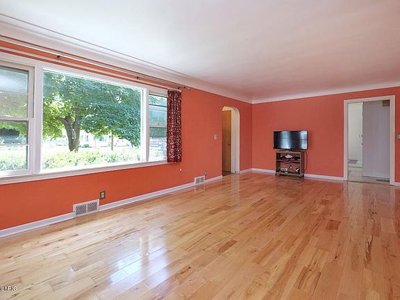 3rd image of 402 Oakhurst Ave