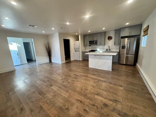 7842 Woodlake Ave, Canoga Park, CA 91304