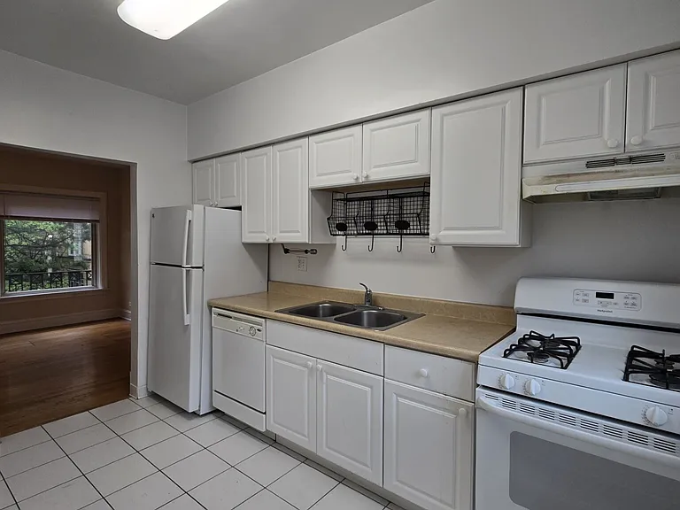 834 Reba Pl #2S — Photo 3