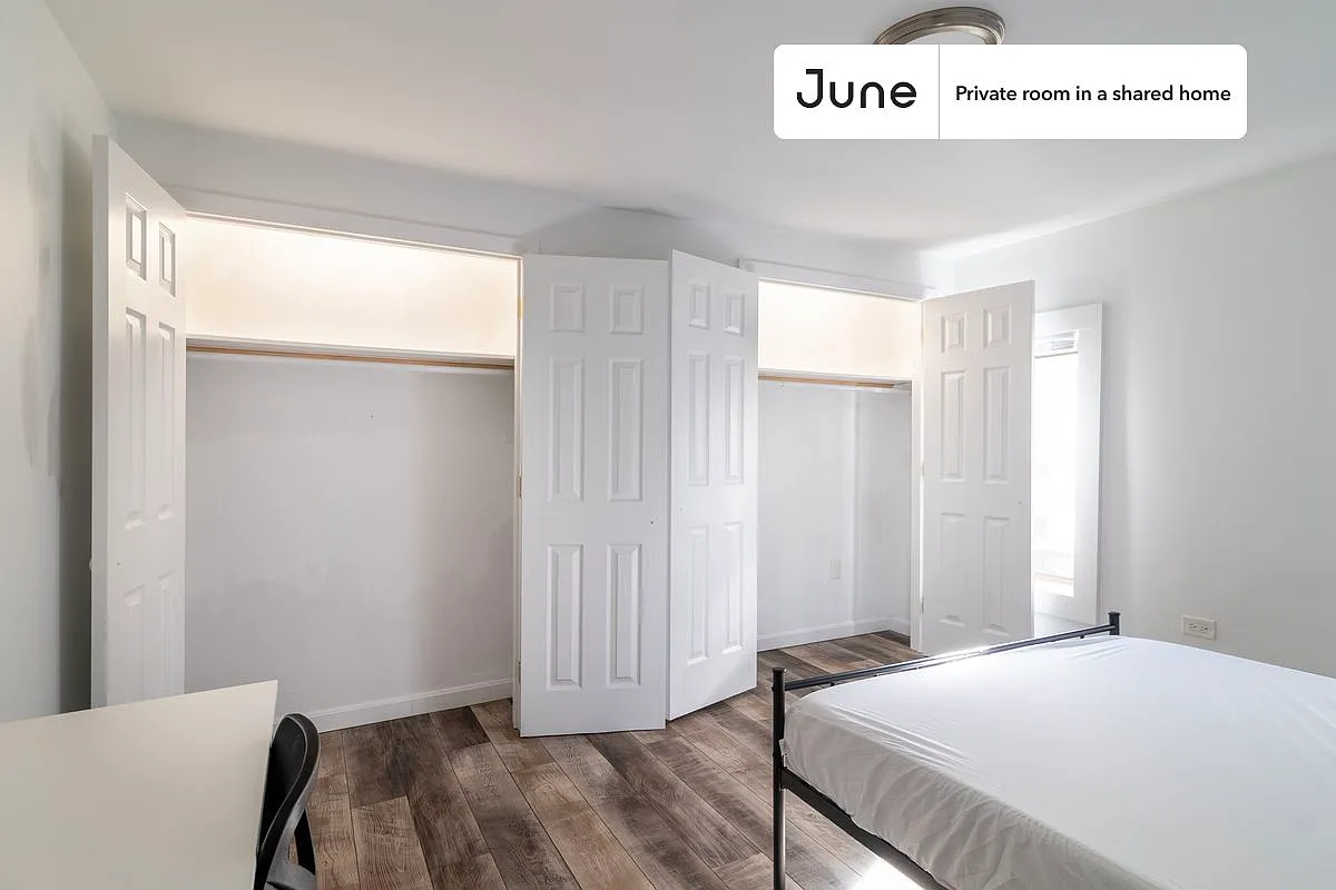 Queen bedroom in 5 bed/2 bath home in South Boston #1752 B — Photo 4
