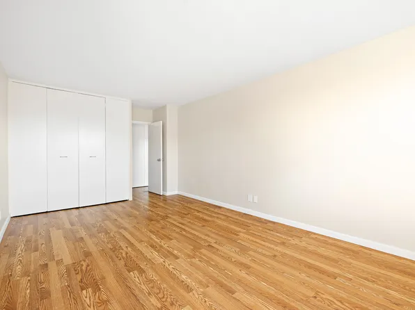 555 Kappock Street image 13 of 23