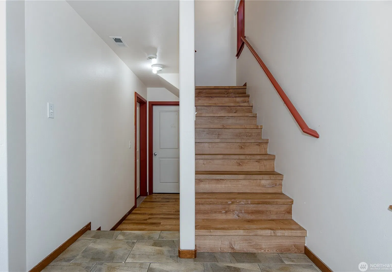 3 bed, 1976 sqft, $3,000 — Photo 4
