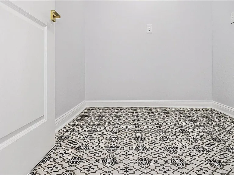 636 N Limestone — Photo 31