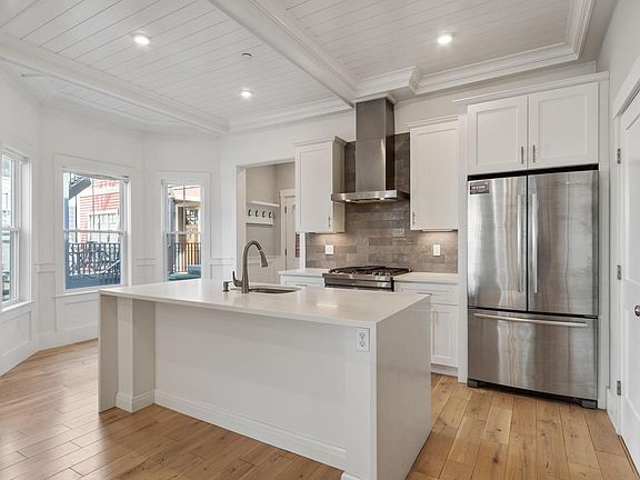 2nd image of 20 Carlton St #1