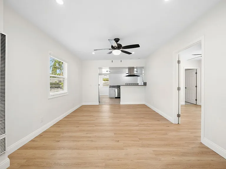 2545 Elden Ave — Photo 8