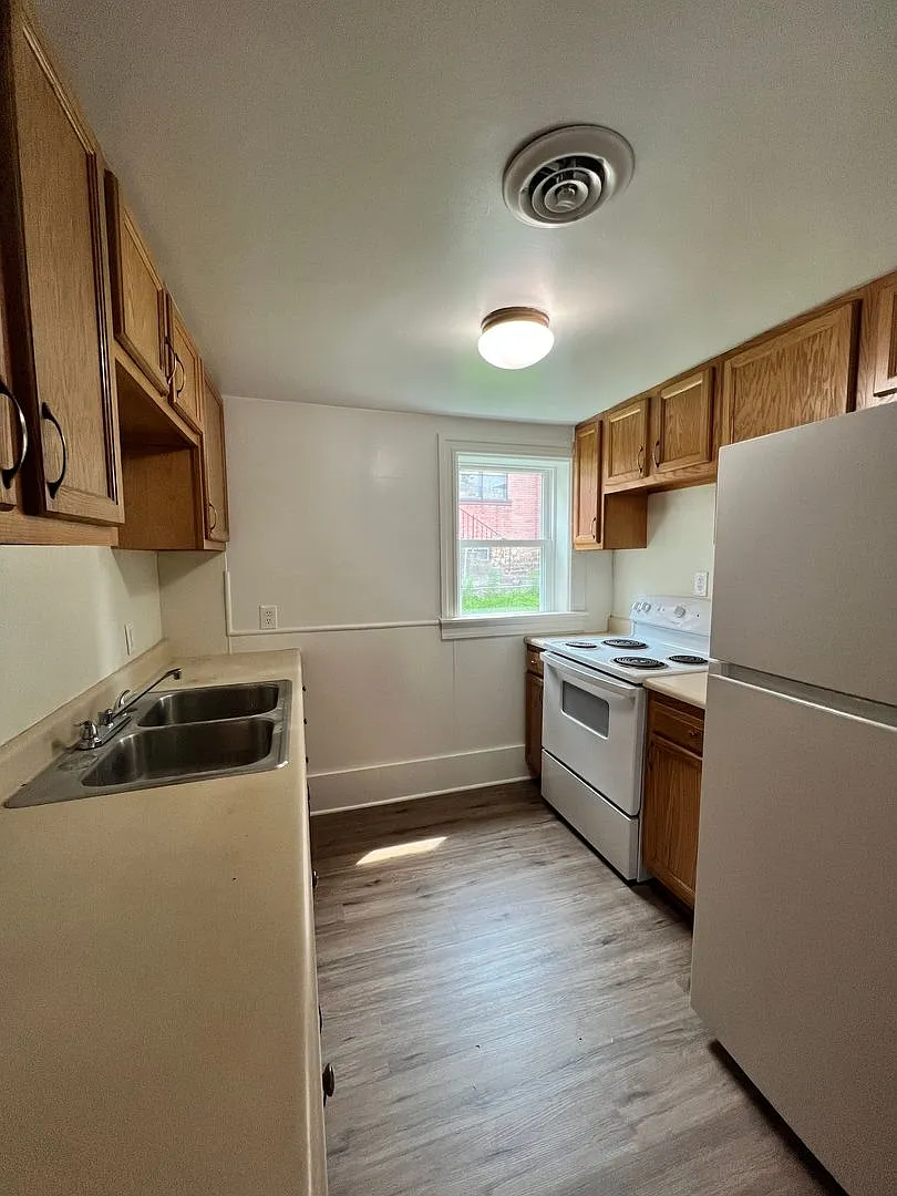119 W Market St — Photo 3
