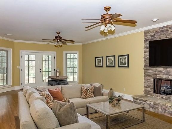 4th image of 920 Deercrest Cir