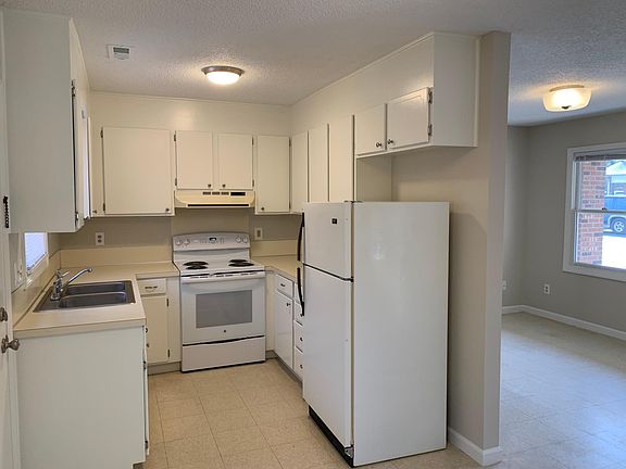 Bright kitchen, lots of storage and counter space.