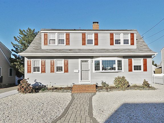 2nd image of 111 E Hollybanks Ln