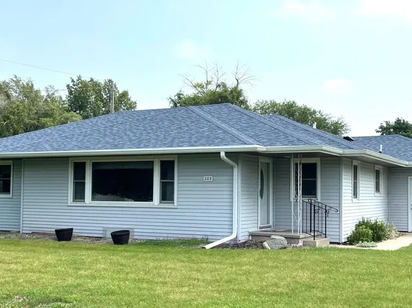 205 S 8th St, Montezuma, IA 50171