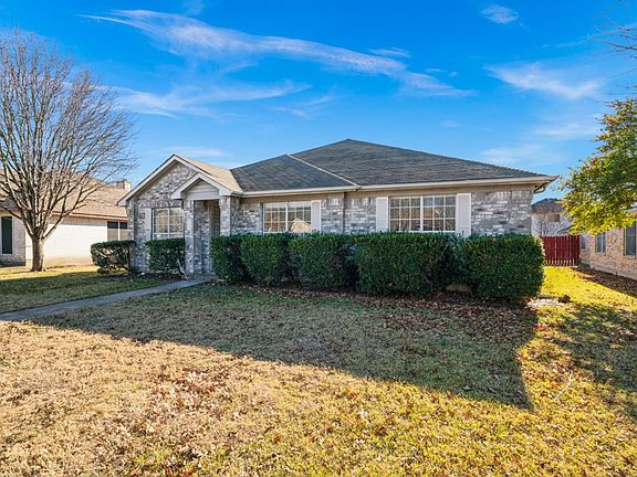 3rd image of 1135 Disraeli Cir
