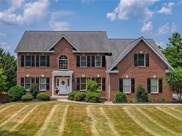 2247 Meadow Brook Dr N, Schnecksville, PA 18078