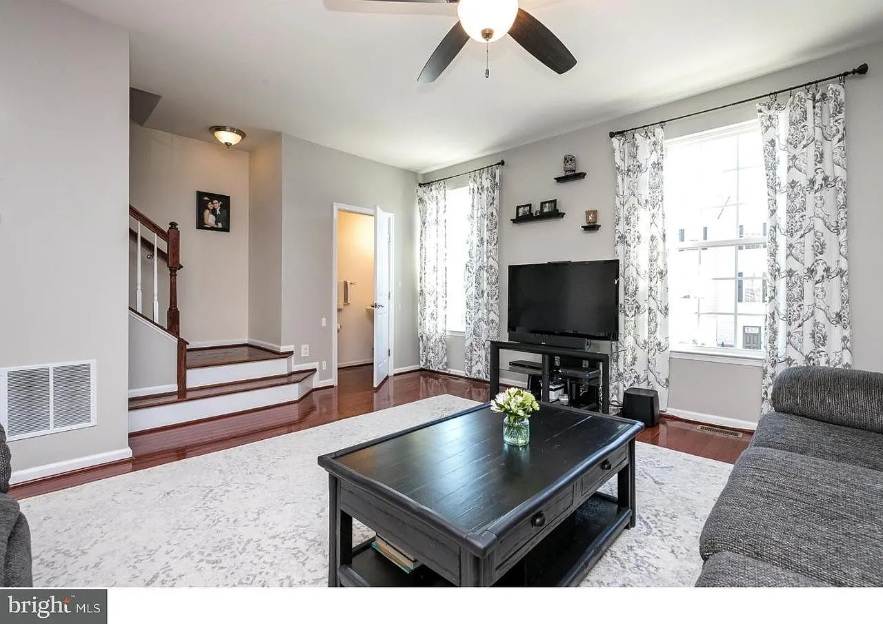 3 bed, 2.5 bath, 2200 sqft, $2,700 — Photo 3