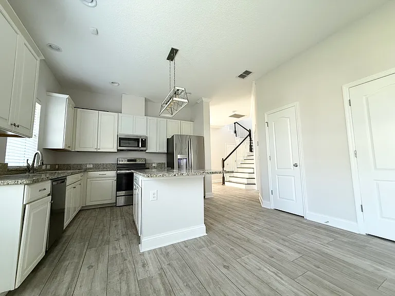 13836 Sachs Ave — Photo 9