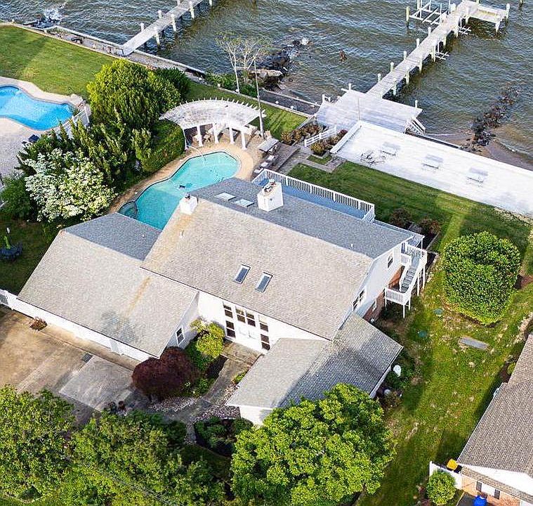 1st image of 206 Queen Anne Club Dr