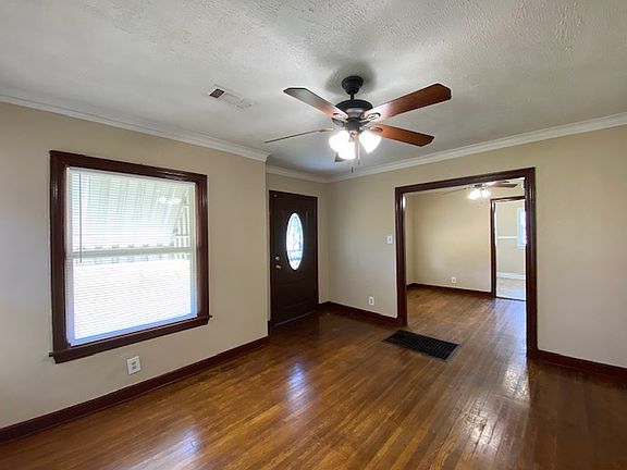3rd image of 146 E Davant Ave