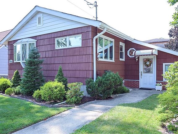 5th image of 445 Lynn St