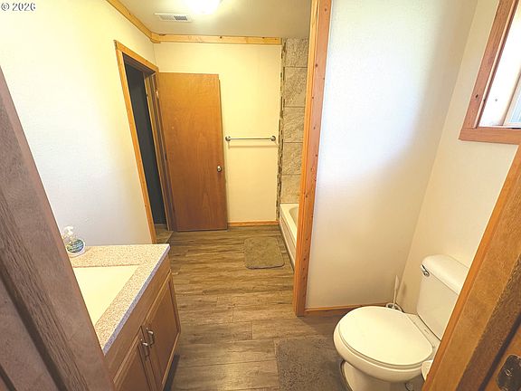 5th image of 585 Hager St