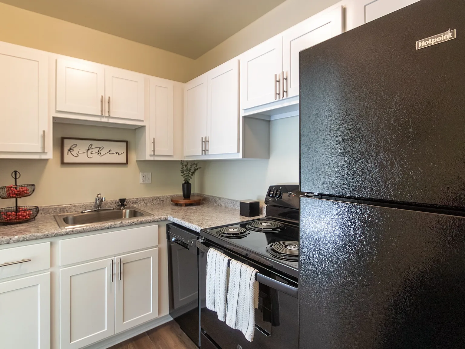 Romaine Court — Photo 4