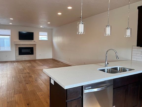 4th image of 1426 E Komenda Way