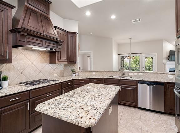 3rd image of 1409 Eastbrook Dr