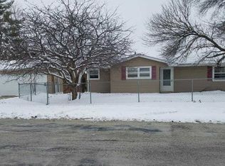 2412 8th St, Silvis, IL 61282