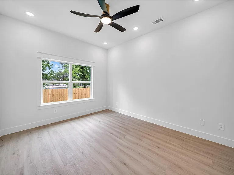4834 Higgins St #B — Photo 14