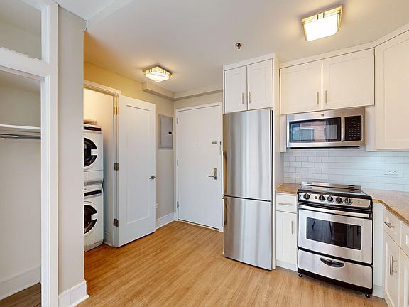 5th image of 237 E 34th St #902