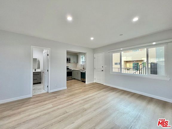 3rd image of 901 S Barrington Ave