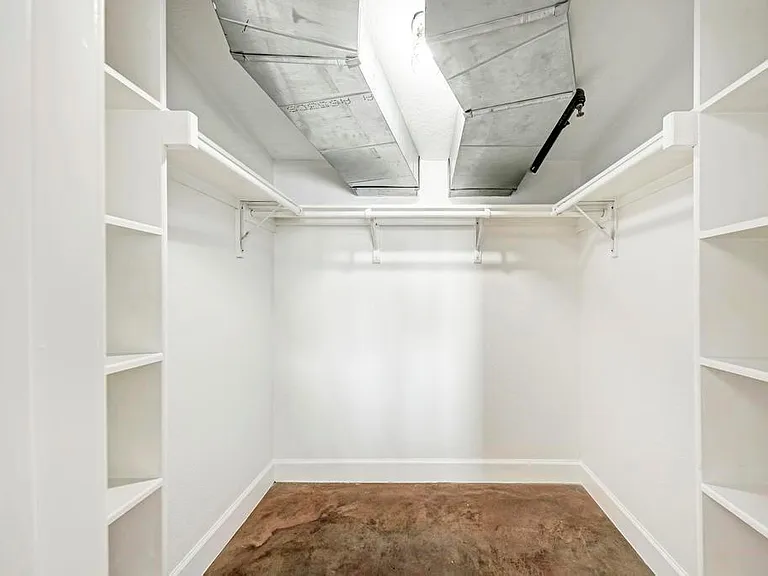 807 E 14th St #305 — Photo 33