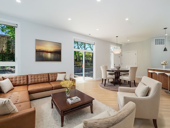 4th image of 3953 W Dakin St #1