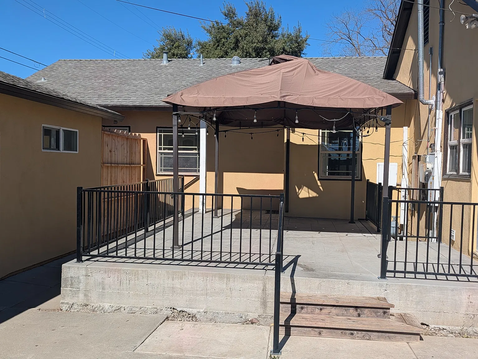 3 bed, 1.5 bath, 900 sqft, $2,200 — Photo 1