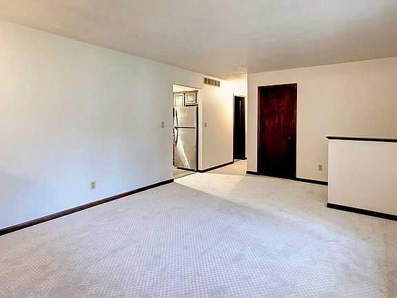4th image of 1305 Fieldcrest Dr
