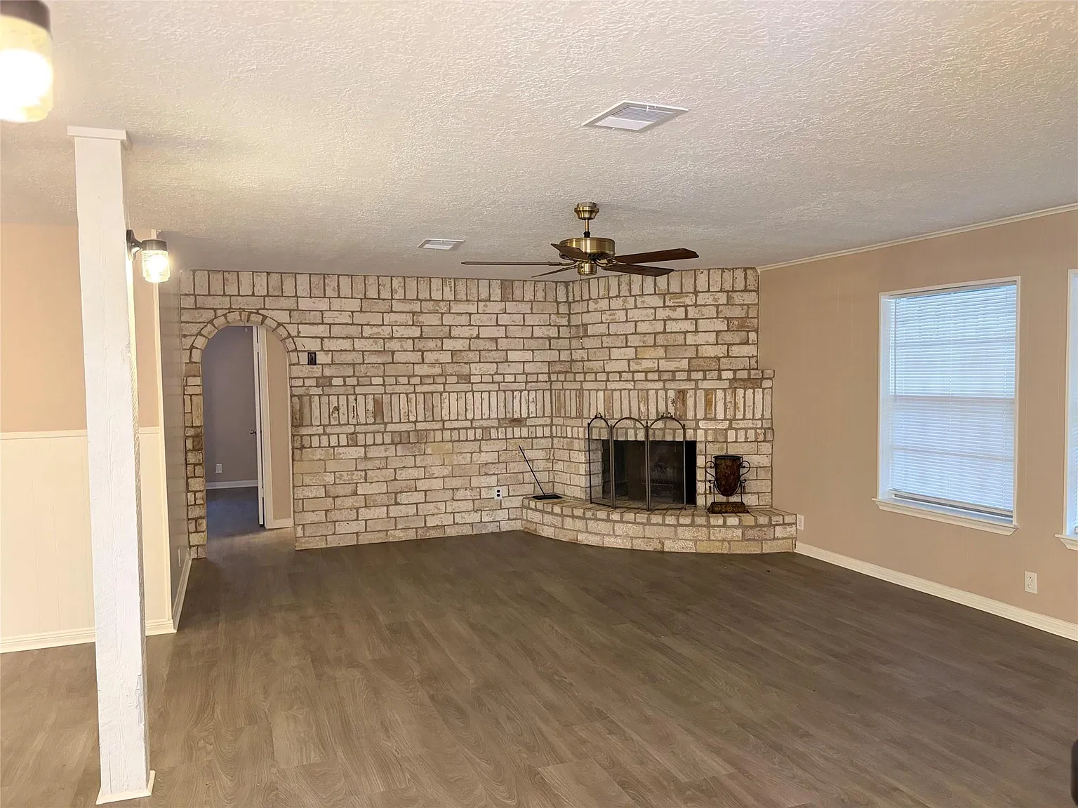 3 bed, 2.0 bath, 1970 sqft, $2,500 — Photo 3